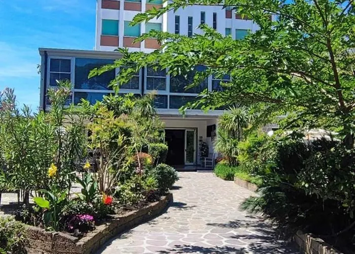 Promenade Simple Con PiscinaAlbergo